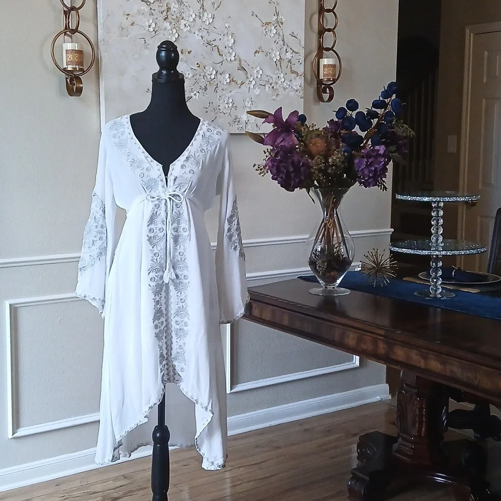 Women's White Boho Embroidered High Low Dress. Size M - Picture 15 of 17